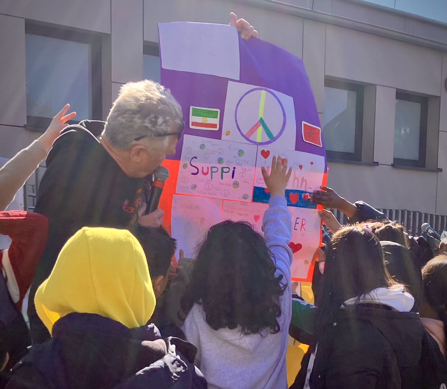 Konzert „Frieden beginnt in mir“ auf dem Schulhof der Friedenschule, Essen