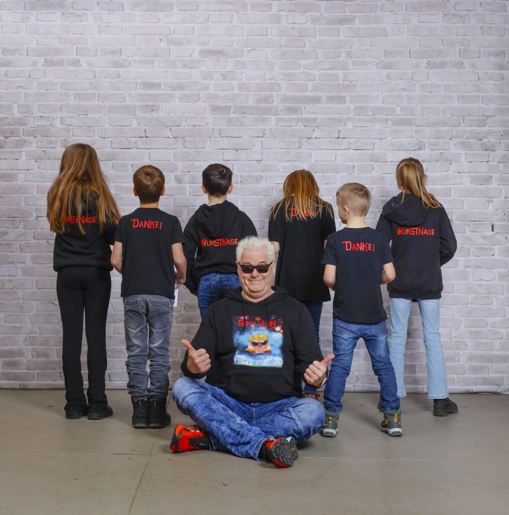Foto: Wolf Müller-Funke - Kaiserberg Studio v.l.n.r. Lea die Erste, Luc der Erste, Lias der Erste, Suppi Huhn, Luana die Erste, Lucas der Erste und Lisa die Erste