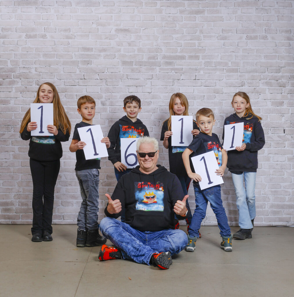 Foto: Wolf Müller-Funke - Kaiserberg Studio v.l.n.r. Lea die Erste, Luc der Erste, Lias der Erste, Suppi Huhn, Luana die Erste, Lucas der Erste und Lisa die Erste