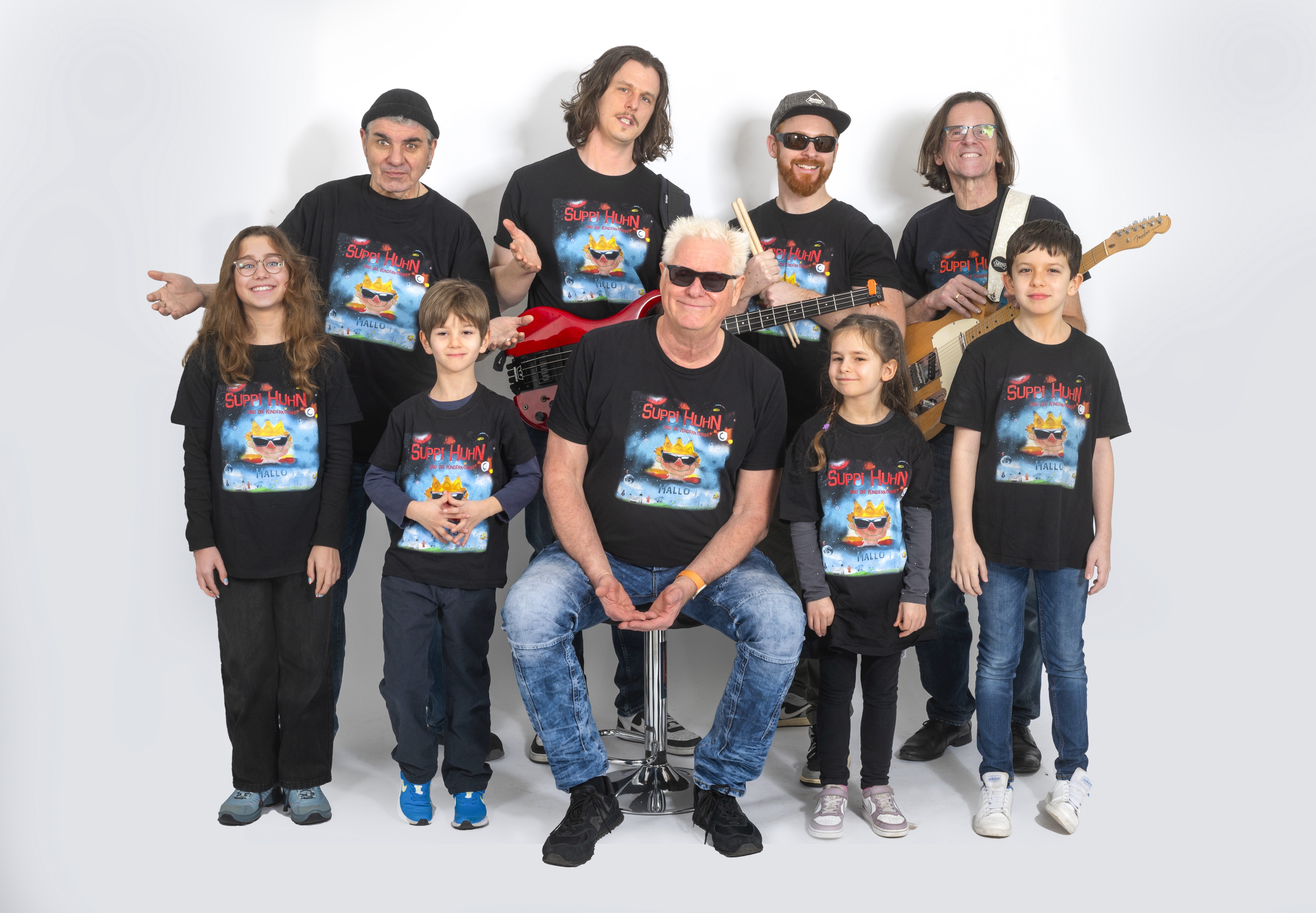 Foto: Carsten Andrae - Bearbeitung: Barbara Bays
v.l.n.r. vorne: Hannah die Dritte, Leo der Erste, Suppi Huhn, Milana die Erste, Lias der Erste
Hinten: Olaf Scherf (Git), Christoph Wohlfeil (B), Jan Wienstroer (Dr), Markus Wienstroer (Git, Violine)