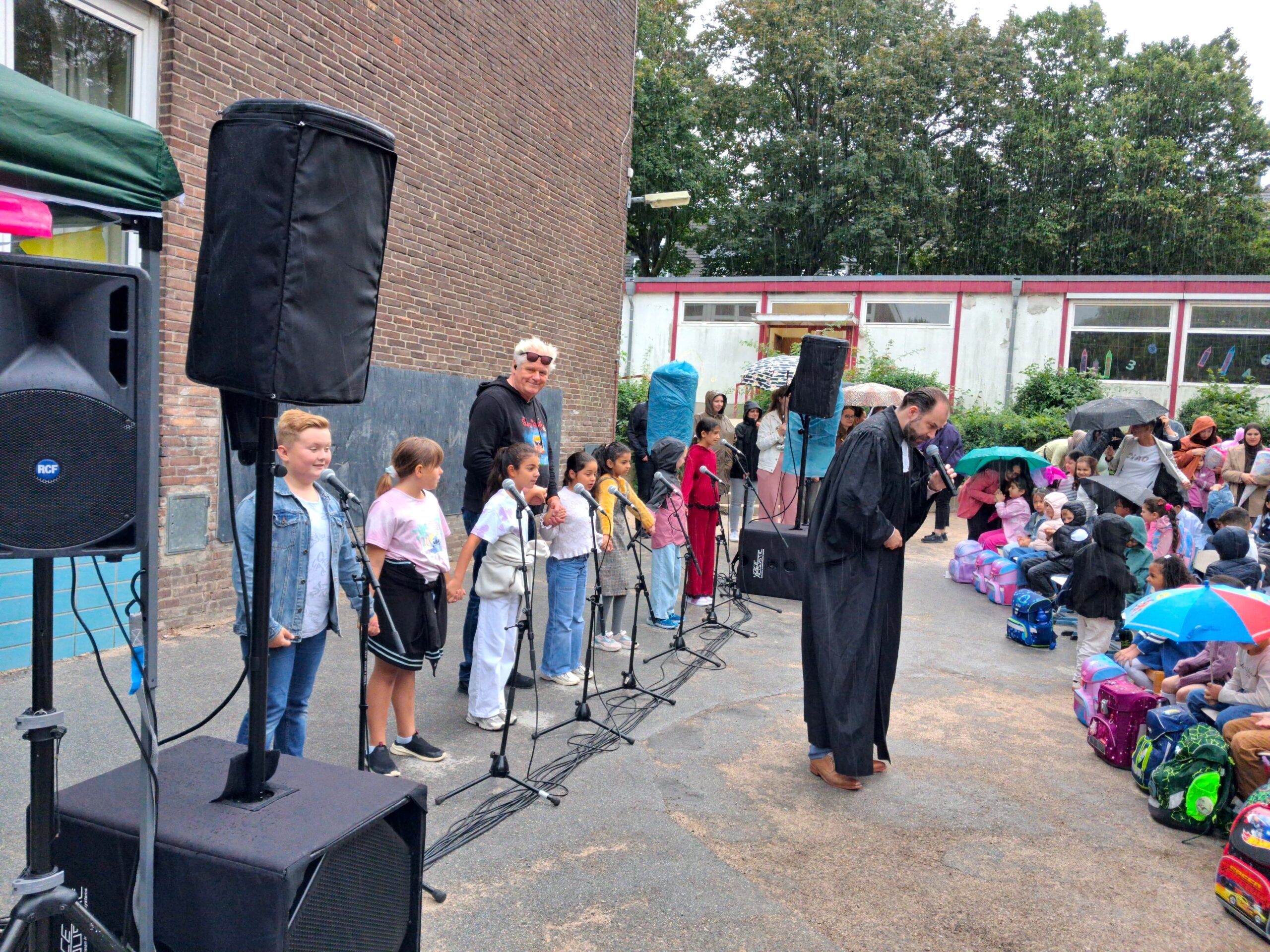 Zusammenhalten mit Kindern der Hövelschule, Essen, Einschulung